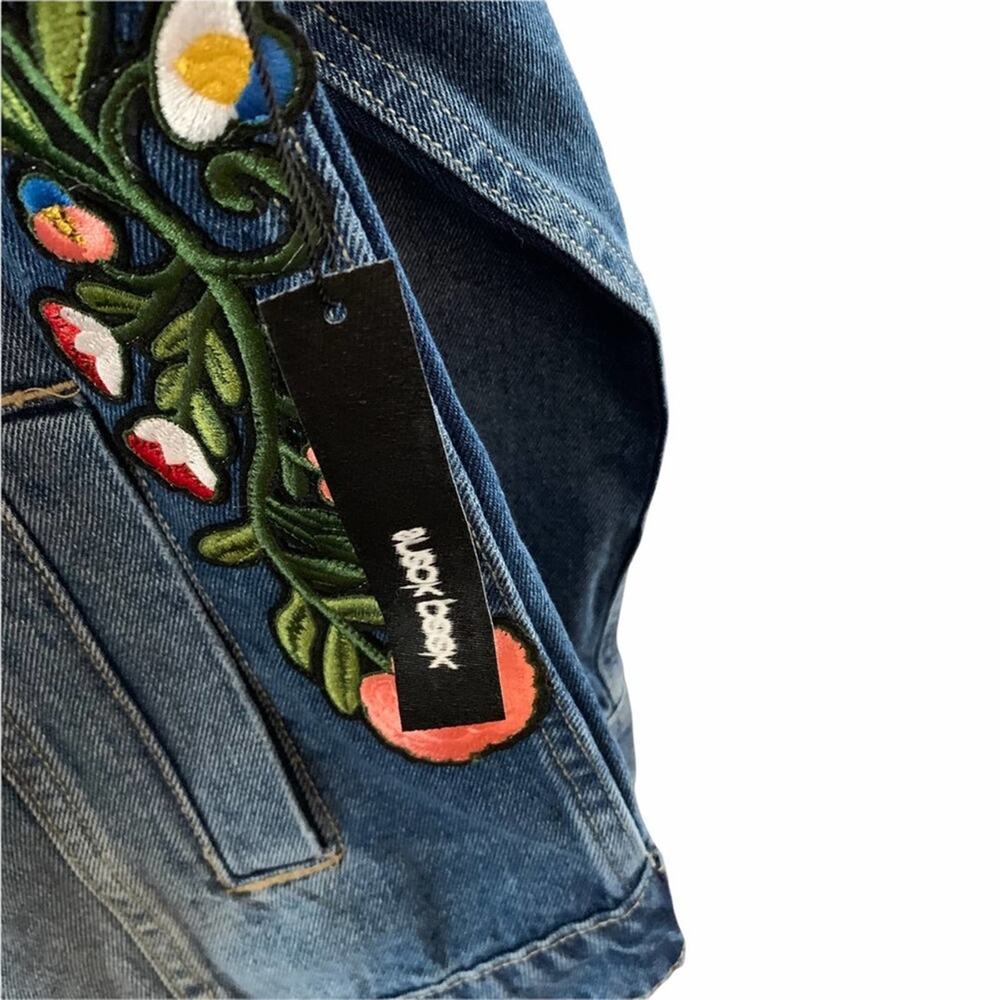 Sneak peak jean jacket. Size medium Embroidered - Picture 6 of 11